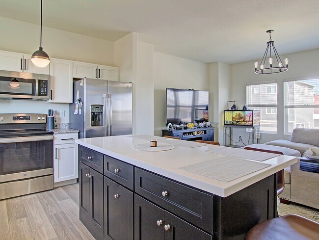 Building Photo - Bright & Open 3-Bed | Great Yard + Mountai...