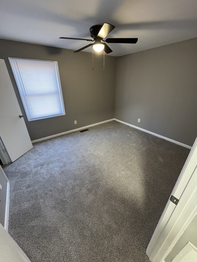 Building Photo - 102 Aqua Ct