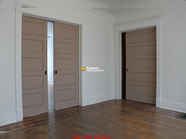 Building Photo - 4 Bedrooms 2 Kitchens & 2 Bathrooms