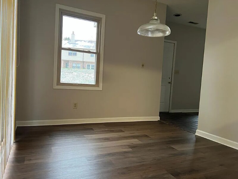 Building Photo - 9572 Maple Way