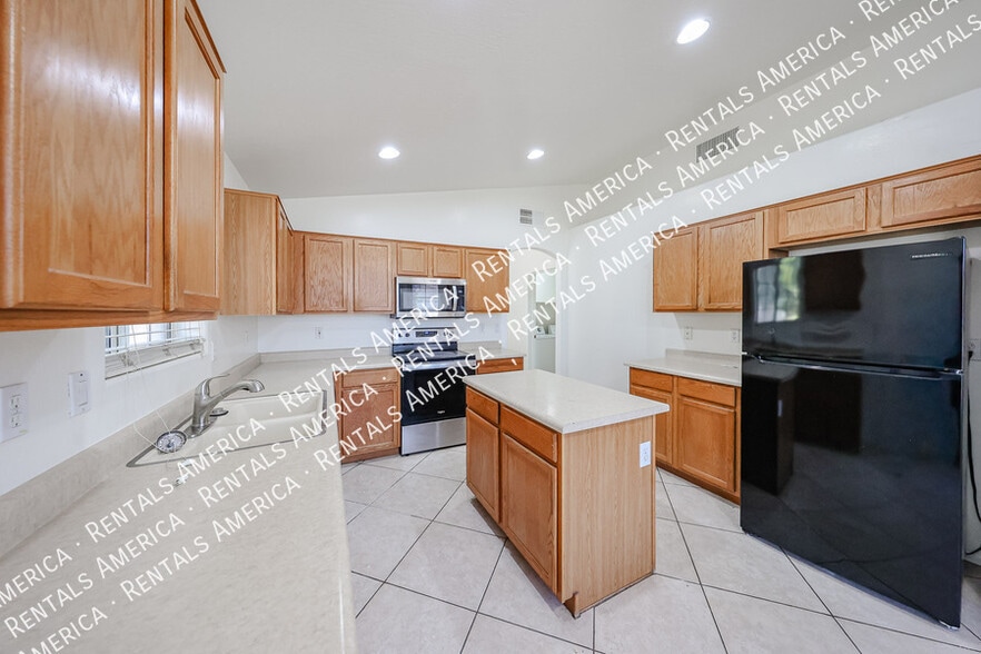 Building Photo - 13182 W Cypress St