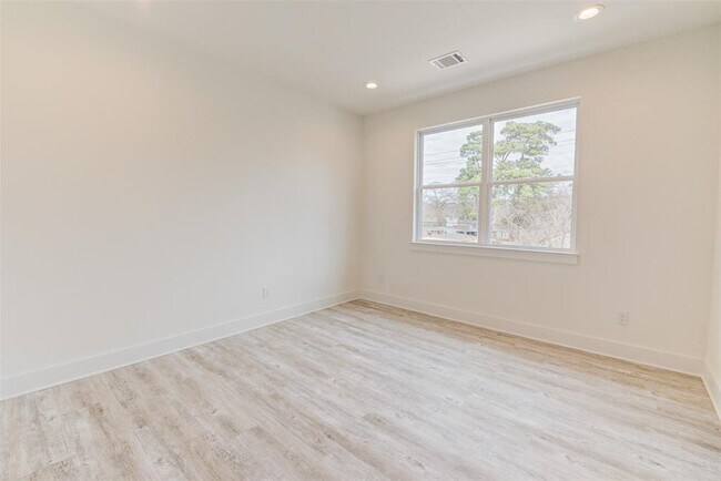 Building Photo - 2527 Judiway St