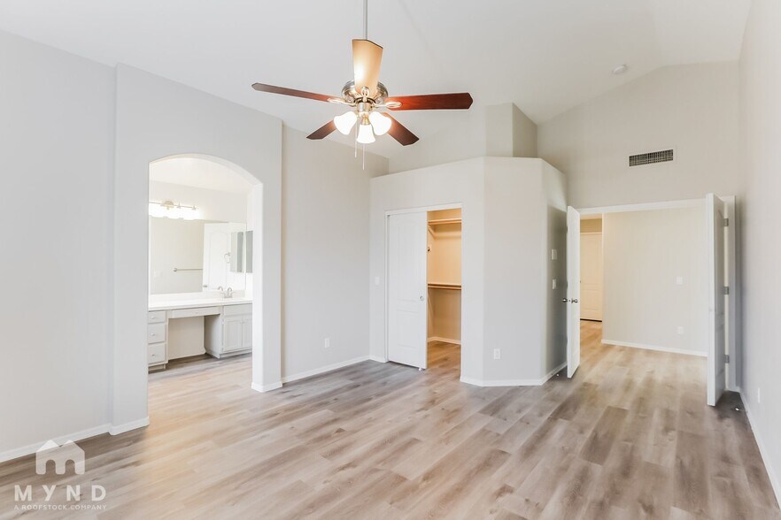 Building Photo - 1045 W Todd Dr