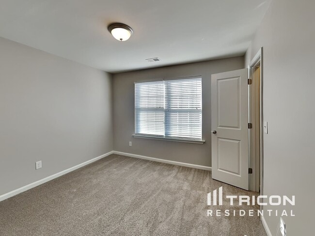 Building Photo - 216 Whispering Oak Ln