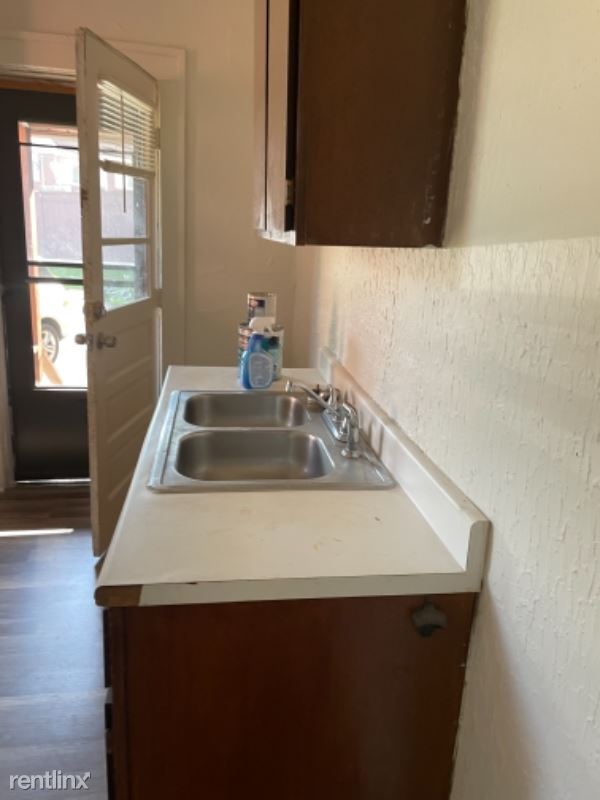 Building Photo - 2 br, 1 bath Townhome - 5 Circle St