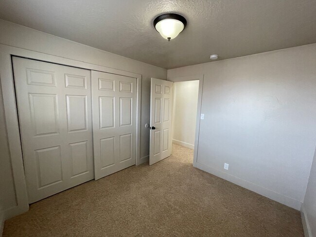 Building Photo - Spacious 6-Bedroom Magna Home with Fenced Yard