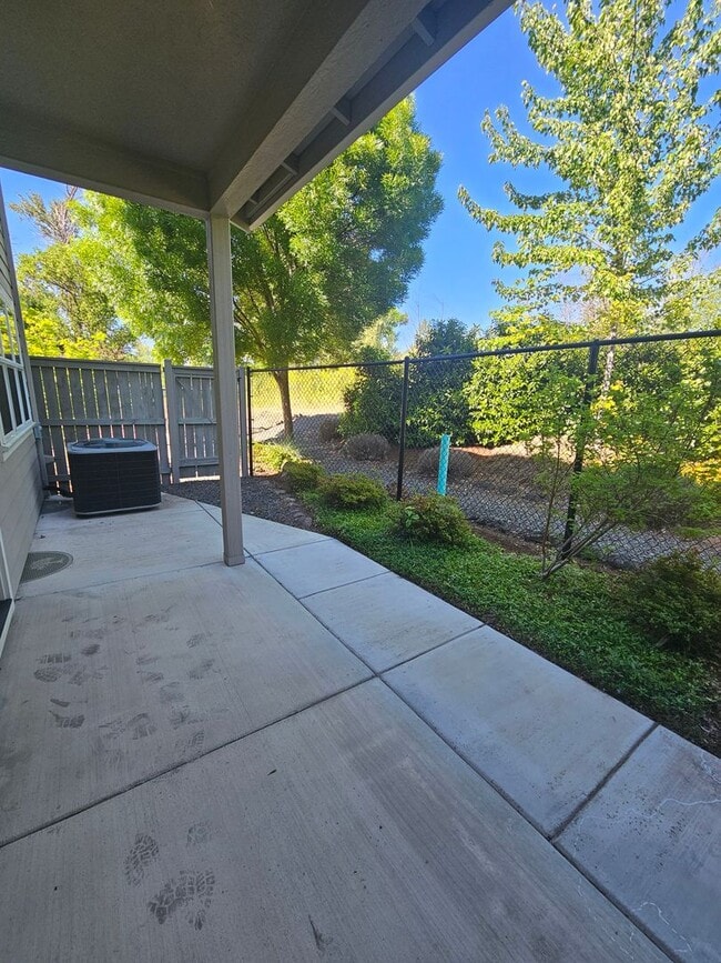 Building Photo - Beautiful 3 Bedroom Townhouse! Won't Last!