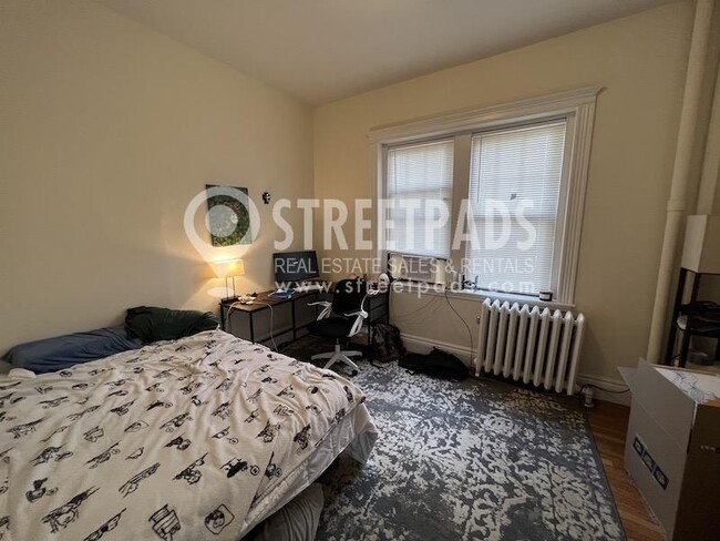 Building Photo - bedroom in Boston MA 02215