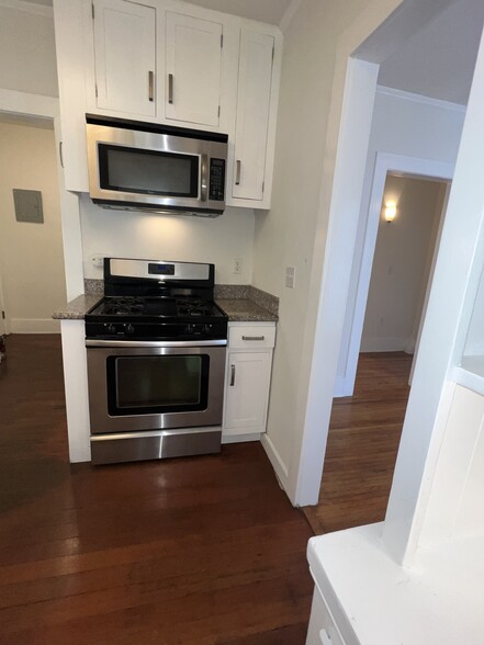 Building Photo - 502 N Kingsley Dr