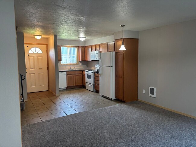 Building Photo - 1ST  FULL  MONTH'S  RENT  FREE   Pet-friendly Townhouse Near Parks and Downtown Newberg  Showings...