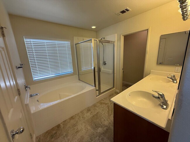 Building Photo - Beautiful Home In Apple Valley Vineyards-4...