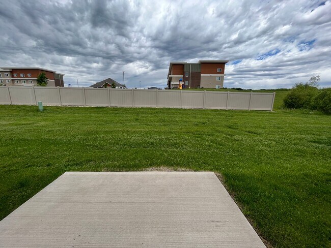 Building Photo - 3 Bed/2.5 Bath Townhome For Rent!