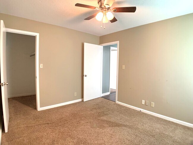 Building Photo - 511 Mallory Dr