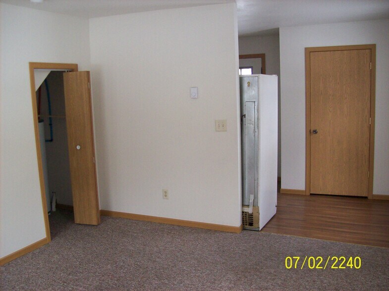 Building Photo - 828 Hobart St