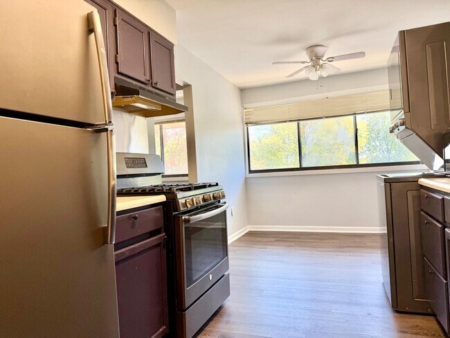 Building Photo - 140 Royal Oak Dr