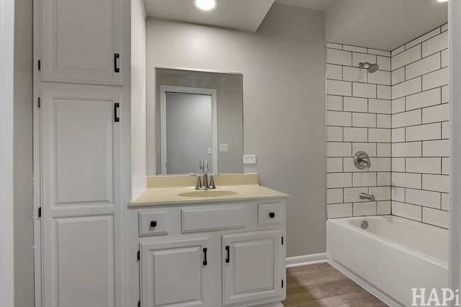 Building Photo - 920 Pleasant St