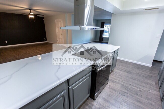 Building Photo - 111 E Manhatton Dr