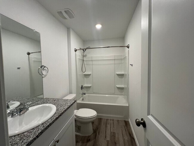 Building Photo - Beautiful 4 bedroom, 2 bath in NBTX