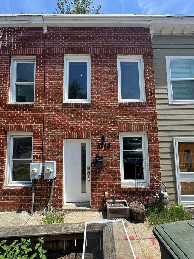 Building Photo - 1530 Levis St NE