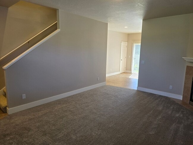 Building Photo - Beautiful 3 Bedroom Off Gilham