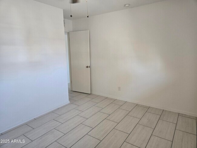 Building Photo - 3731 W Fleetwood Ln