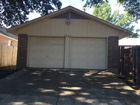 Building Photo - 2912 Emerald Dr