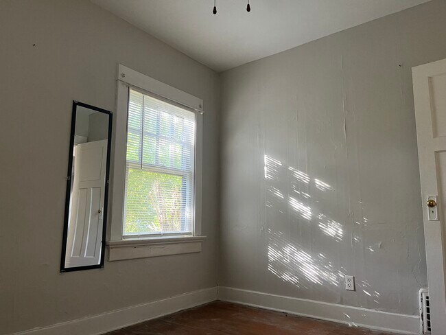 Building Photo - 835 Easton St