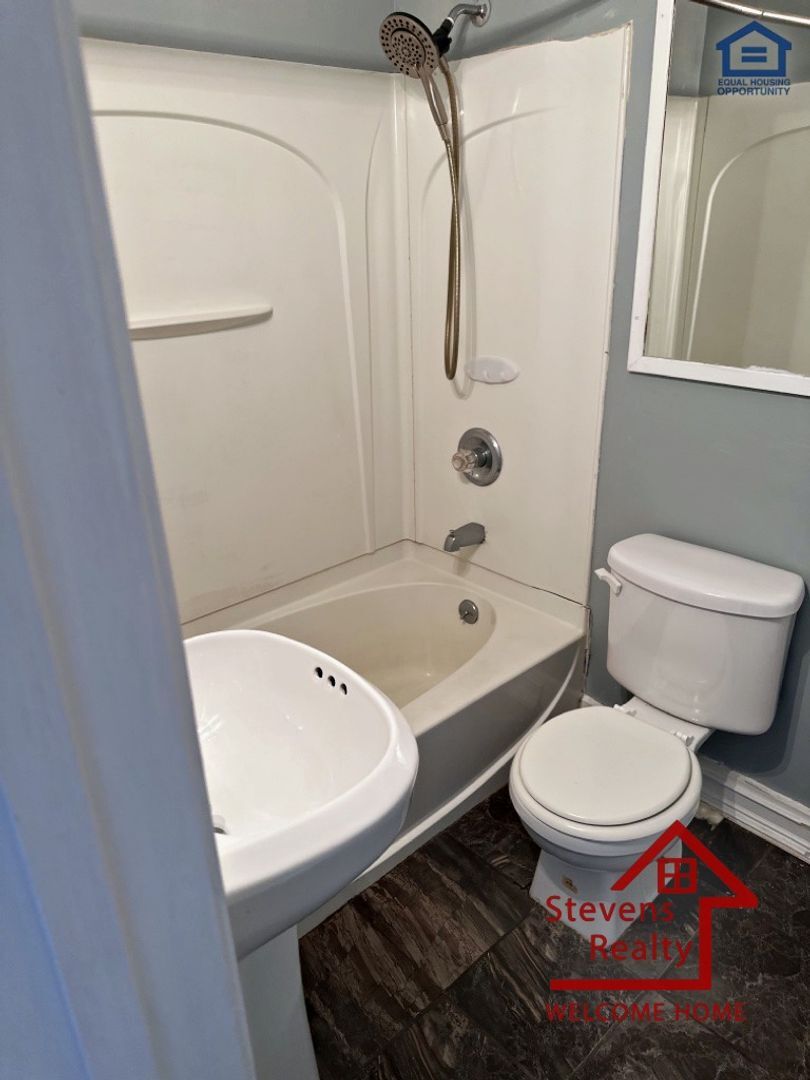 Building Photo - 912 W Scott Ave