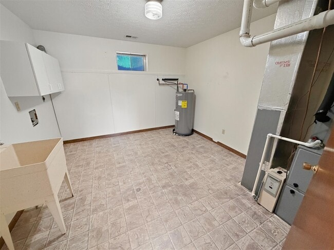 Building Photo - 2390 Brandenburg Rd