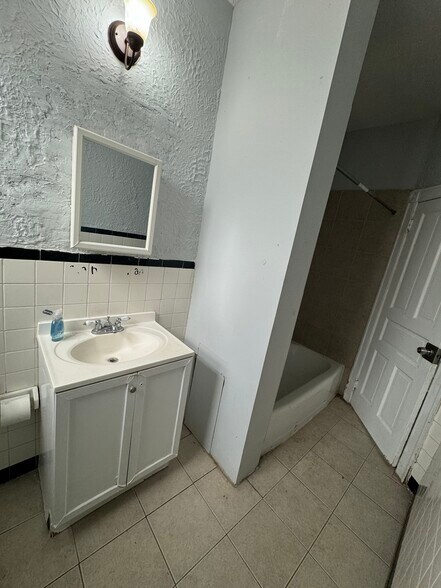 Building Photo - 4660 Castor Ave