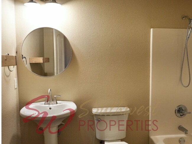 Building Photo - Charming 3 bed, 2 bath rental home with office!