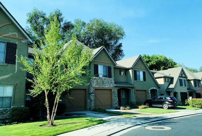 Building Photo - Three Bedroom Town Home  near Union Park Available February 1st