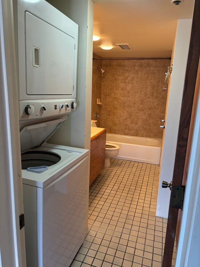 Building Photo - Honolulu Tower - 2 Bdrm/2 Bath/1 Prkg (Chi...