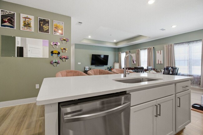 Building Photo - 4 Bedroom in CRESTVIEW!!