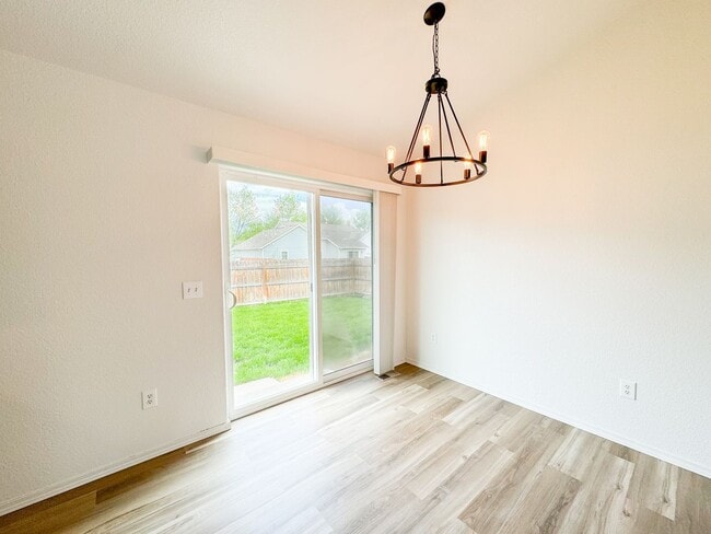 Building Photo - 3 Bed - 2 Bath - Fenced Yard