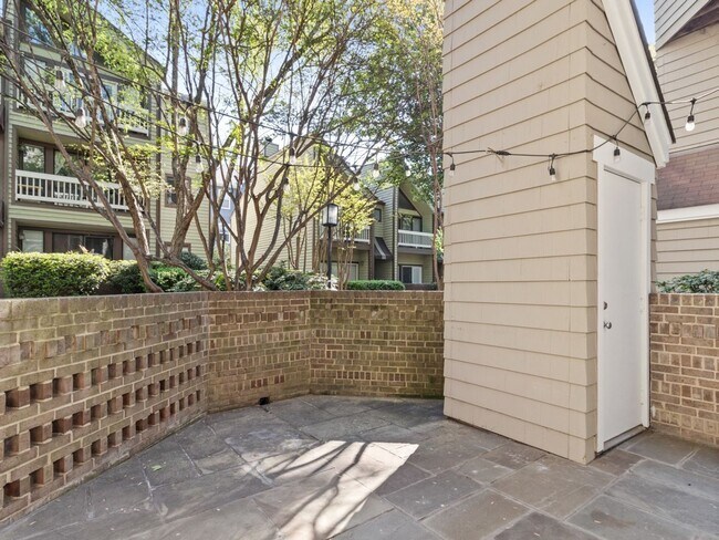 Building Photo - 1st Floor unit in Fourth Ward