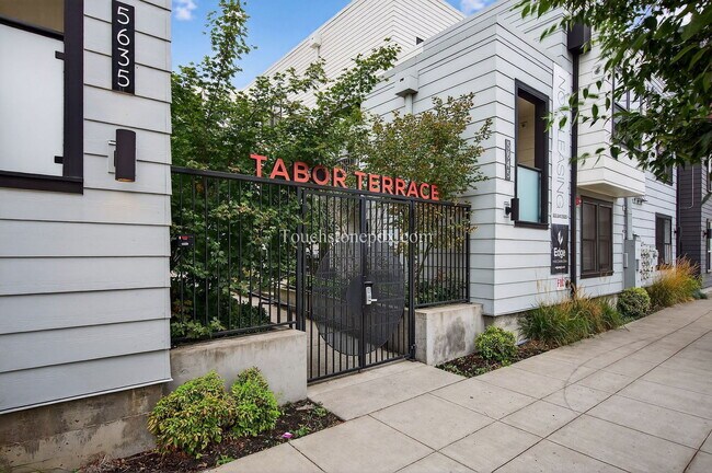 Building Photo - 5635 NE Glisan St