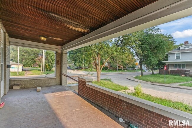 Building Photo - 1301 W Parkside Dr
