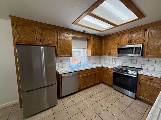 Building Photo - Single Story home in Riverbank's Crossroads Subdivision!