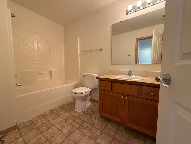 Building Photo - Three Bedroom Townhome in DuPont