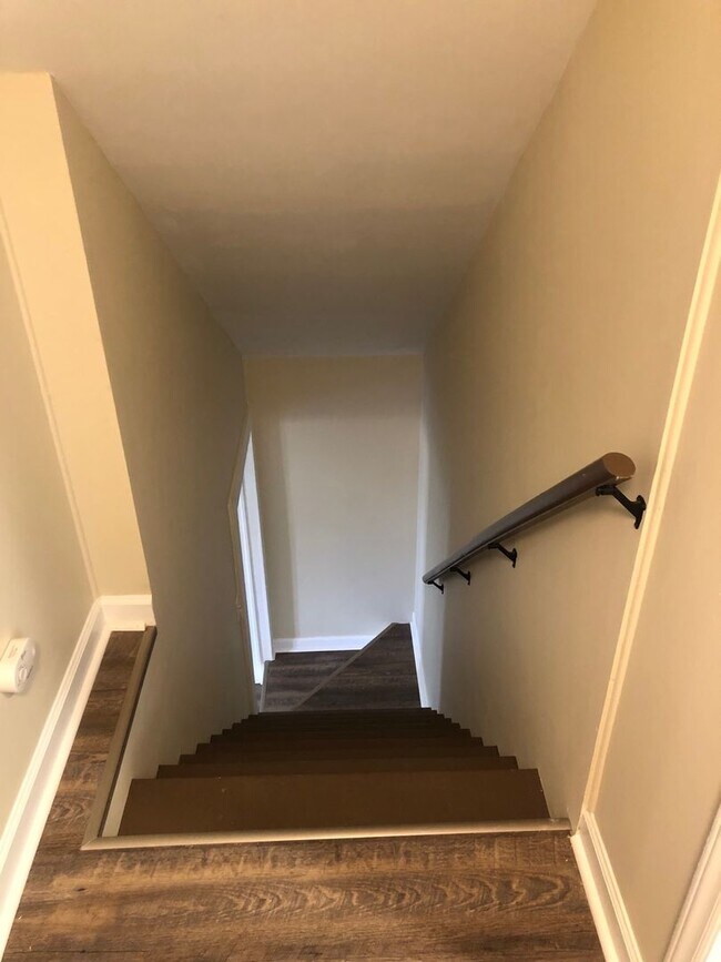 Building Photo - Four bedroom, 2 bath house in Burlington