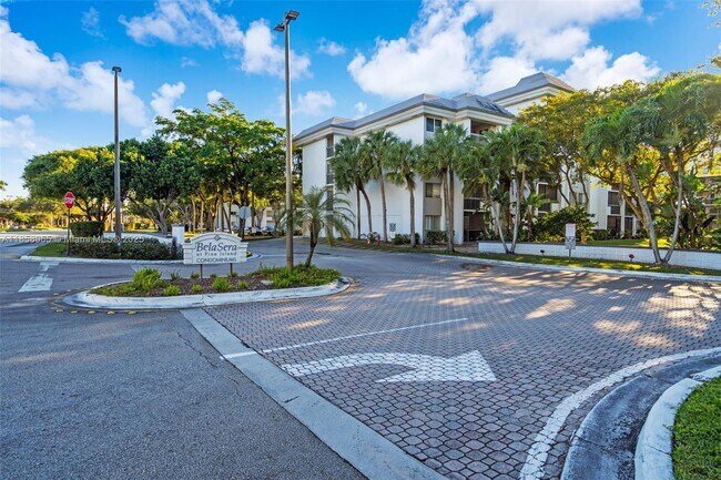 Building Photo - 711 N Pine Island Rd