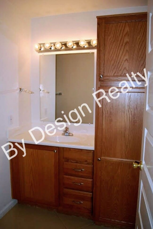 Building Photo - Modern 4 Bed 5 Bath Near UofA – Private Baths & Off-Street Parking