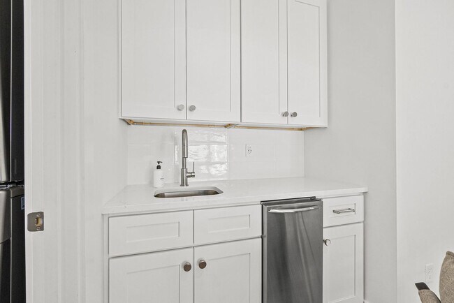 Building Photo - 105 8th St