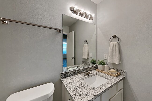 Building Photo - Charming 3-Bed, 2-Bath Home in Dallas with Garage Parking