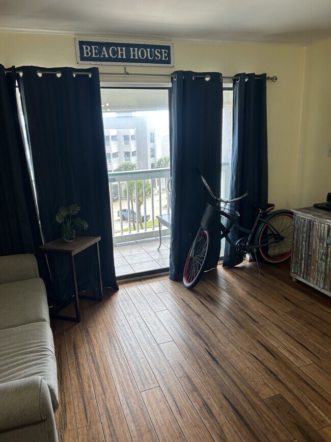 Building Photo - 6102 Seawall Blvd