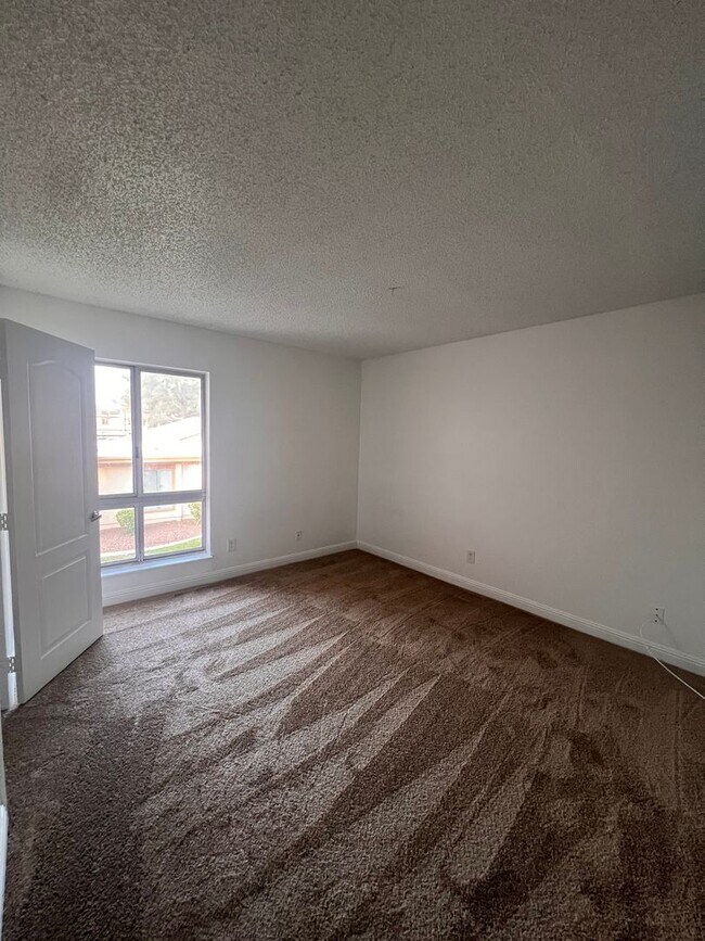Building Photo - Close to UNLV, Airport, and Las Vegas Strip. GRANITE COUNTERTOPS. Comm. Pool