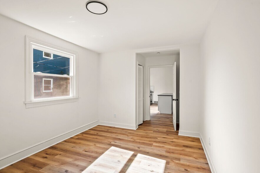 Building Photo - 209 N Spring St