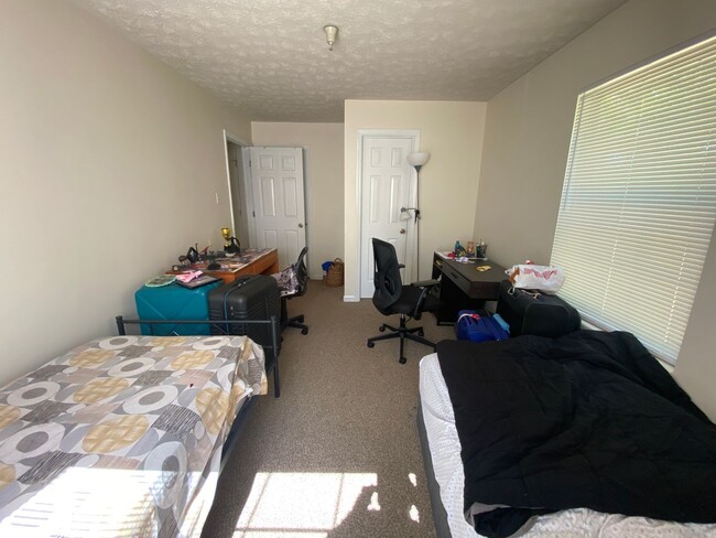 Building Photo - 3-Bedroom Apartment Near IU Bloomington Campus