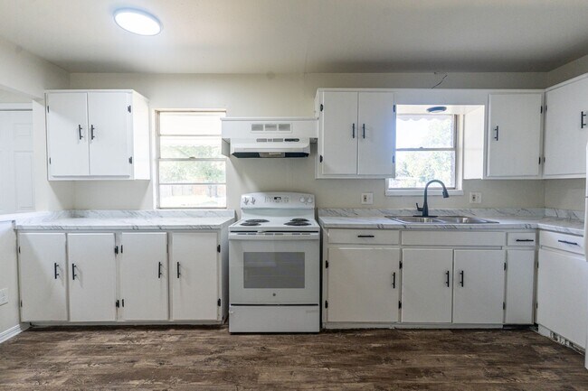 Building Photo - 4 Bedroom Must See!!